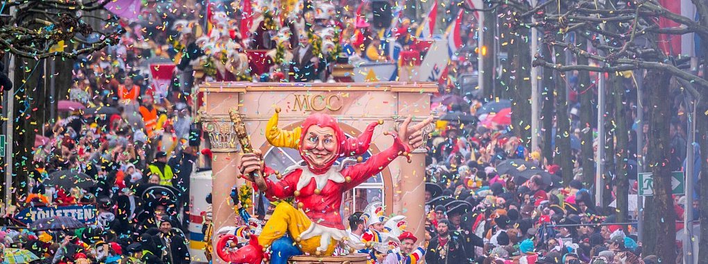 Närrisches Treiben an Rosenmontag: Beim Karnevalsumzug ist es wichtig, ausreichend Abstand zu den Festwagen zu halten und besonders auf Kinder zu achten. - © Andreas Arnold/dpa/dpa-tmn
