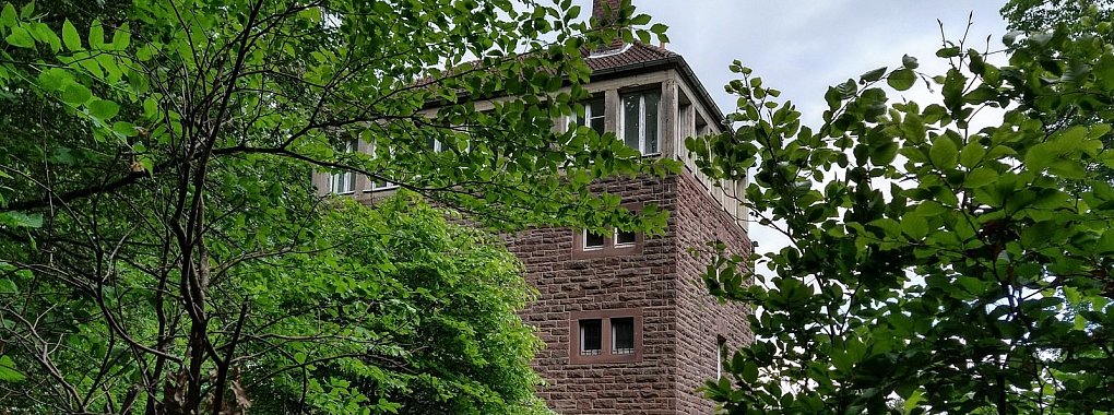 Leer und verlassen steht der alte Wasserturm heute auf dem Papenberg. Direkt am Waldesrand ist er schwer umzäumt und wirkt fast unscheinbar. - © Yvonne Glandien