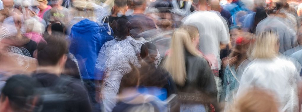 Fiese Masche: Betrüger sprechen Bürgerinnen und Bürger an belebten Plätzen an und behaupten, in einer Notlage Bargeld zu benötigen. - © Jan Woitas/dpa/dpa-tmn