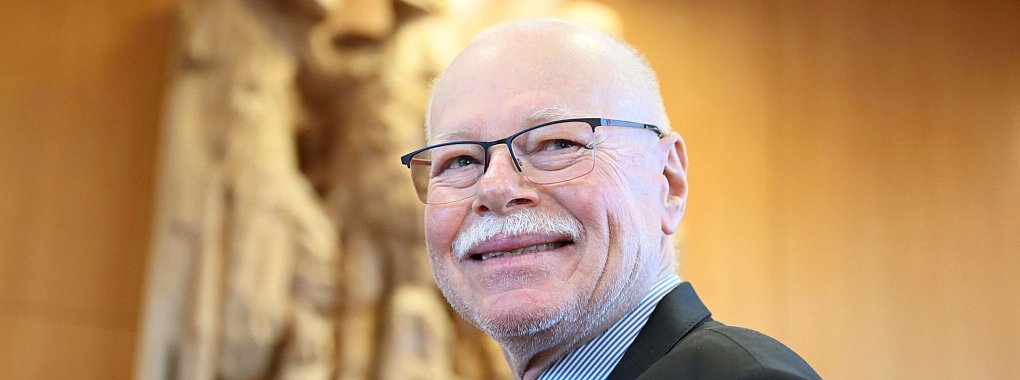 Bremens Innensenator Ulrich Mäurer hat sich im Polizeikosten-Streit gegen die DFL durchgesetzt. - © Uli Deck/dpa