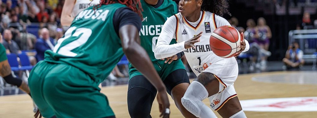 Deutschlands Alexia Peterson attackiert gegen Nigeria. - © Andreas Gora/dpa