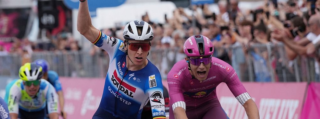 Der Belgier Tim Merlier (l) gewinnt die 18. Etappe des Giro d\\\'Italia von Fiera di Primiero nach Padua vor dem Italiener Jonathan Milan. - &copy; Gian Mattia D\\\'Alberto/LaPresse/AP/dpa