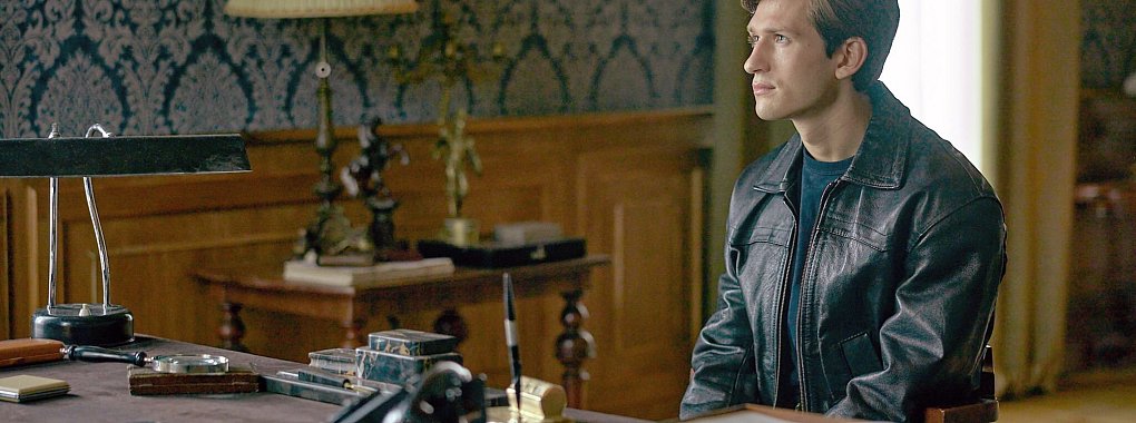 Schnell merkt der 16-jährige Erik Ponti, dass in Stjernsberg besondere Gesetze gelten. - © Audruis Solominas/HR/Arte/dpa