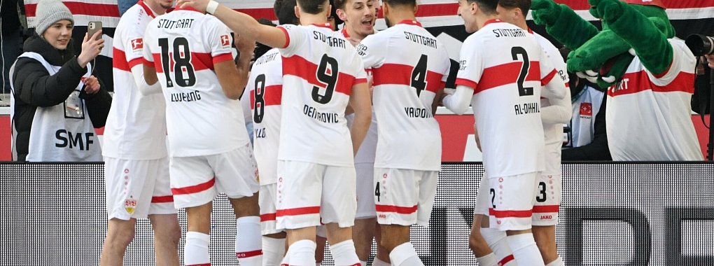 Die Stuttgarter jubelten früh über das 1:0. - © Marijan Murat/dpa