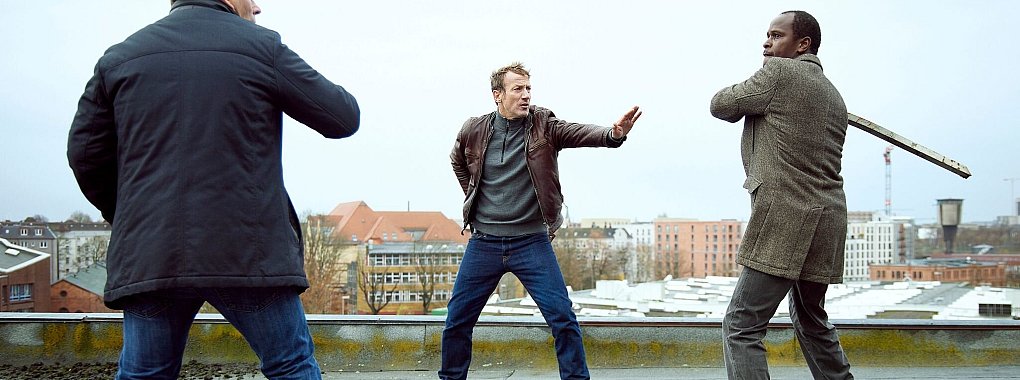 Jon (Alois Moyo, r) ist au&szlig;er sich - Falke (Wotan Wilke M&ouml;hring, M) versucht, das Schlimmste zu verhindern. - &copy; O-Young Kwon/NDR/ARD/dpa