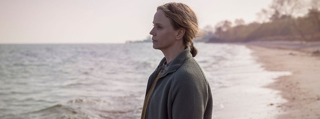 Iris (Sofia Helin) versucht, sich am Strand in Ystad zu entspannen - &copy; Carolina Romare/ZDF/dpa