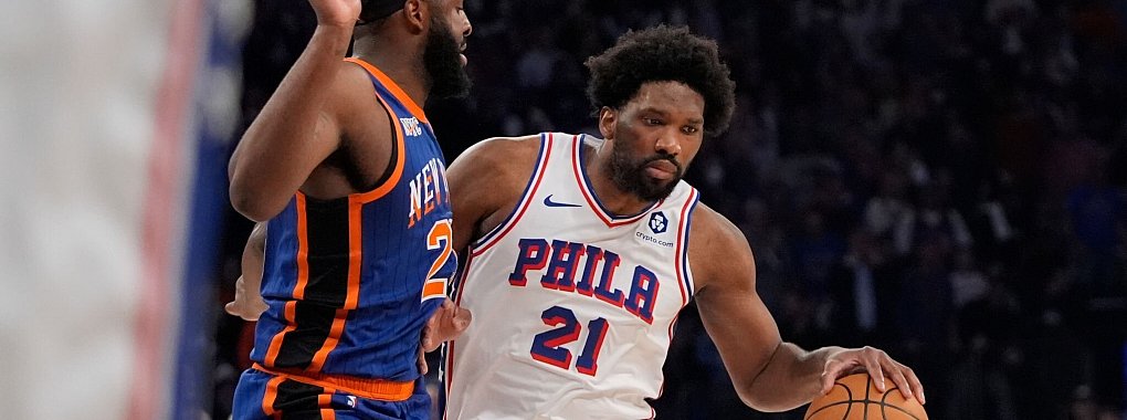 Die Philadelphia 76ers müssen länger ohne ihren Star-Center Joel Embiid (r.) auskommen. - © Frank Franklin II/AP/dpa