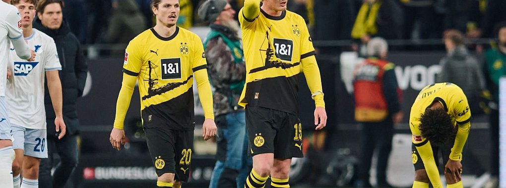 Julian Brandt (Mitte r) hat einiges an seiner Mannschaft zu kritisieren. - &copy; Bernd Thissen/dpa