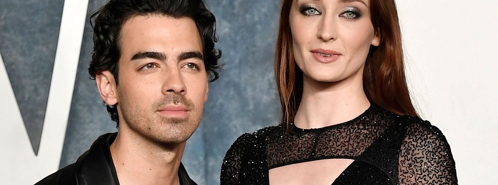 Joe Jonas (l) soll die gemeinsamen Kinder unrechtm&auml;&szlig;ig in New York festgehalten haben - Sophie Turner (r) wollte die M&auml;dchen zu sich nach England holen. Nun haben sie sich geeinigt. - &copy; Evan Agostini/Invision via AP/dpa