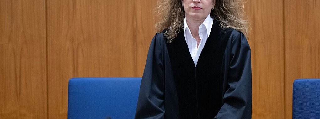 Die Zeugenaussage der langjährigen Assistentin von Ex-DFB-Präsident Wolfgang Niersbach hat für Frust bei der Vorsitzenden Richterin Eva-Marie Distler gesorgt. - © Boris Roessler/dpa Pool/dpa