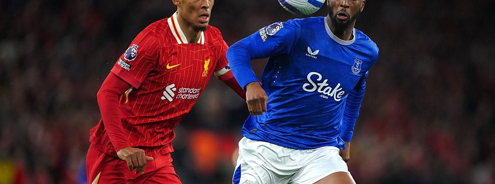 Beto (r.) vom FC Everton kann einen Fehler von Virgil van Dijk nicht zur Führung nutzen. - © Peter Byrne/PA Wire/dpa