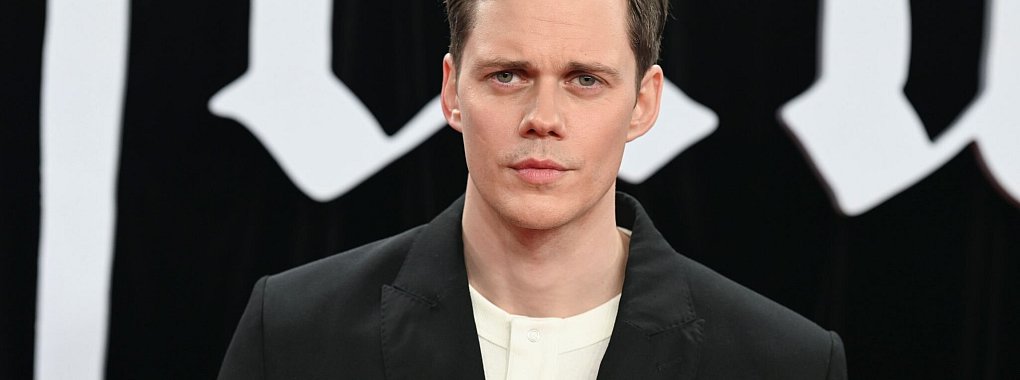 In seinen Rollen als Horrorclown oder gruseliger Vampir ist Skarsgård kaum wiederzuerkennen. (Archivbild) - © Jens Kalaene/dpa