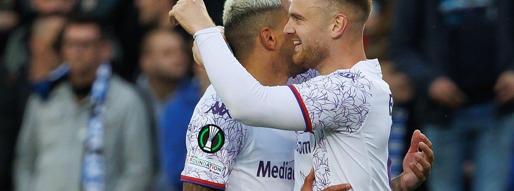 Lucas Beltran (r) vom AC Florenz jubelt mit seinem Teamkollegen nach seinem Tor zum 1:1. - &copy; Kurt Desplenter/Belga/dpa