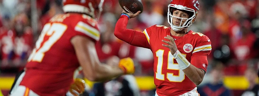 Patrick Mahomes und Travis Kelce haben bereits drei Super Bowls zusammen gewonnen. - © Charlie Riedel/AP/dpa