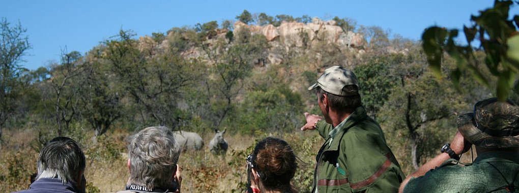 Matobo Nationalpark: Im ältesten Nationalpark Simbabwes kann man mit etwas Glück auch Nashörner vor die Linsen von Ferngläsern und Kameras bekommen. - © Harmer/African Wanderer Safaris/dpa-tmn