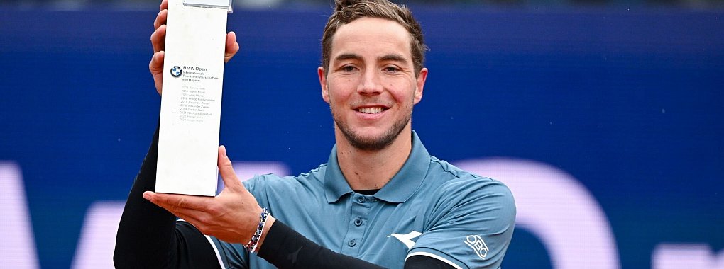 Jan-Lennard Struff jubelt nach dem Spiel mit dem Pokal. - &copy; Sven Hoppe/dpa