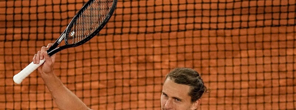 Alexander Zverev jubelt &uuml;ber seinen Sieg in Paris. - &copy; Christophe Ena/AP/dpa