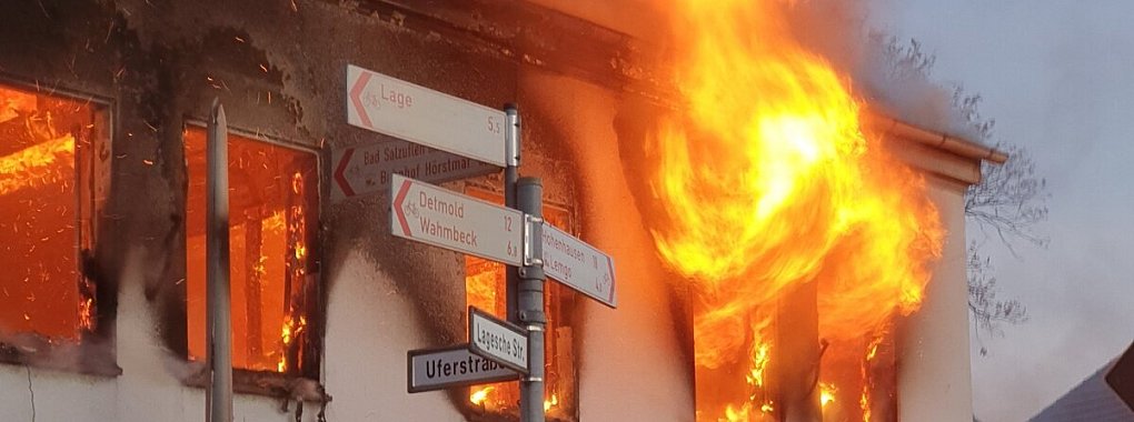 Die Flammen schlugen hoch aus den Fenstern. - © Feuerwehr Lemgo
