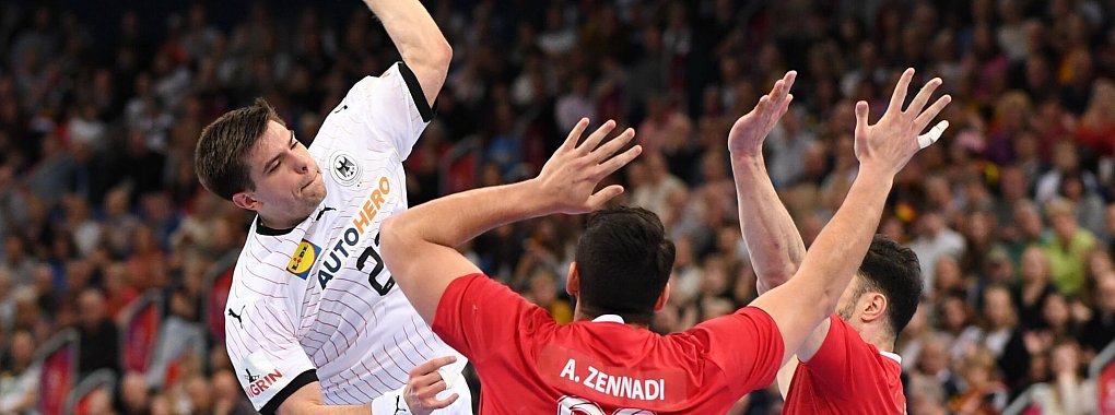 Steuerte zum Sieg gegen Algerien zehn Tore bei: Renars Uscins (l). - &copy; Swen Pf&ouml;rtner/dpa