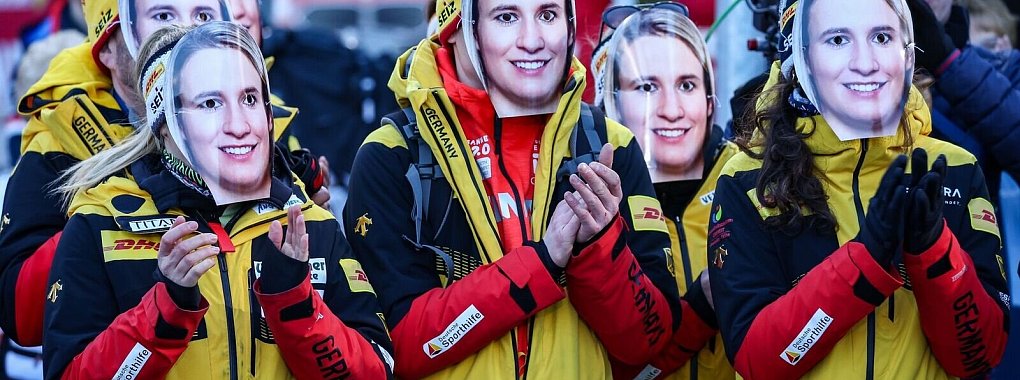 Das deutsche Rodelteam tr&auml;gt zur Verabschiedung von Natalie Geisenberger Masken mit ihrem Konterfei. - &copy; Jan Woitas/dpa