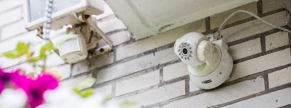 Ob sie vor Einbrüchen schützt? Die Überwachungskamera darf nur das eigene Grundstück überwachen. - © Christin Klose/dpa-tmn