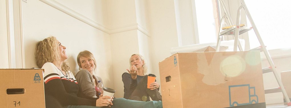 Kisten zu packen und Umzugshelfer zu organisieren, ist nur ein Teil der Arbeit, der bei einem Umzug anfällt. - © Christin Klose/dpa-tmn/dpa
