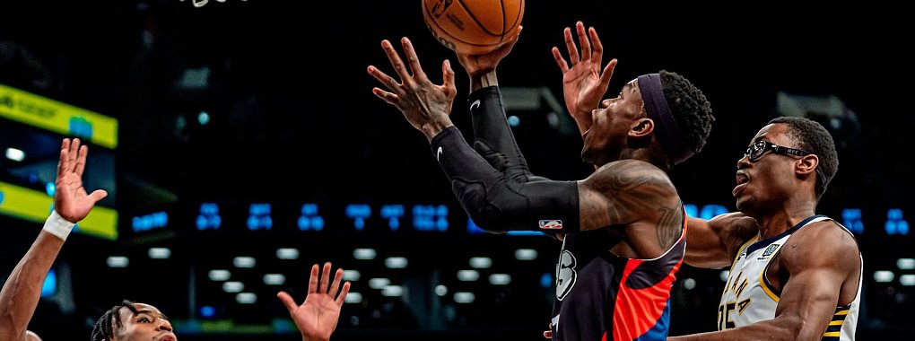 Dennis Schröder (M) und die Brooklyn Nets haben die NBA-Playoffs verpasst. - © Peter K. Afriyie/AP