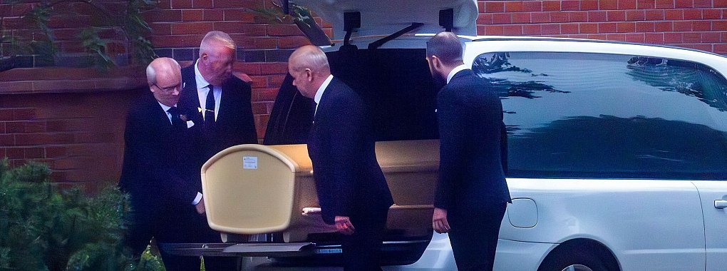 Der Sarg von Eriksson in Torsby in die Kirche getragen. - © Jonas Ekströmer/TT News Agency/AP/dpa