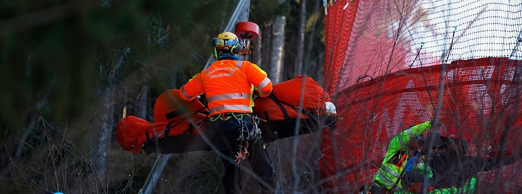Cyprien Sarrazin wird nach seinem schlimmen Sturz abtransportiert. - © Alessandro Trovati/AP/dpa