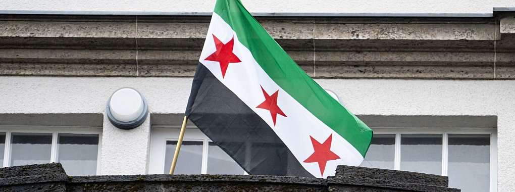 Das neue Wappen des syrischen Fu&szlig;ballverbands &auml;hnelt der Flagge der syrischen Revolution&auml;re. - &copy; Fabian Sommer/dpa
