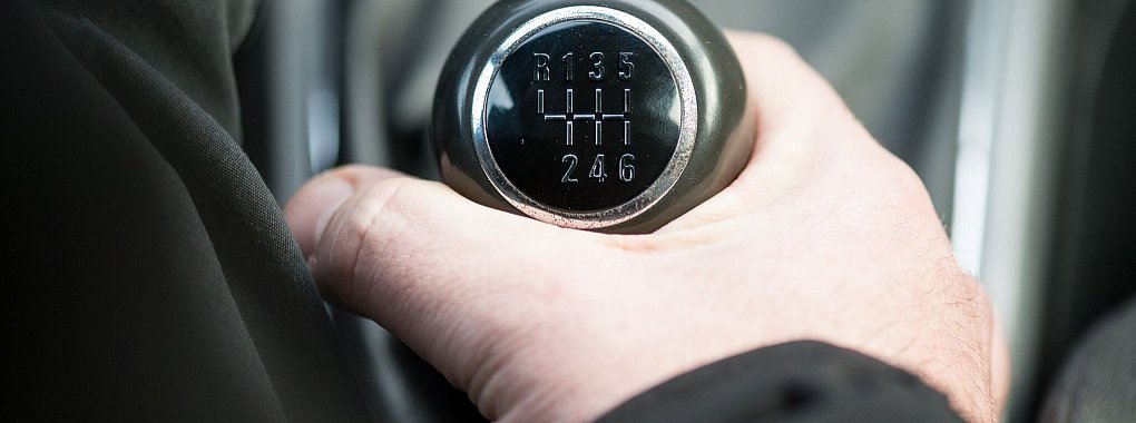Vor, zurück, zur Seite, ran: Wer im Auto zur Handschaltung greifen muss, kann dabei einige Fehler machen. - © Franziska Gabbert/dpa-tmn