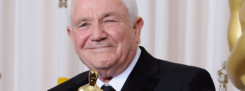 Drehbuchautor David Seidler 2011 mit seinem Oscar f&uuml;r das beste Originaldrehbuch f&uuml;r "The King\\\'s Speech". - &copy; Paul Buck/dpa