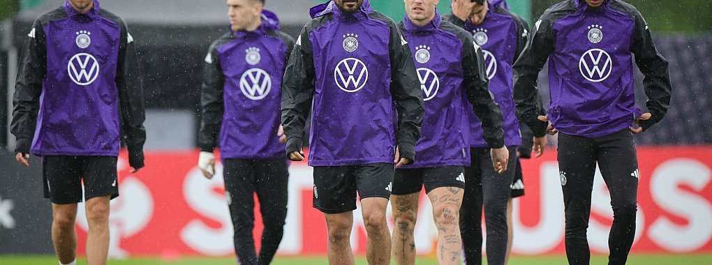 Die DFB-Elf bereitete sich im Th&uuml;ringer Schmuddelwetter auf das Heim-Turnier vor. - &copy; Christian Charisius/dpa