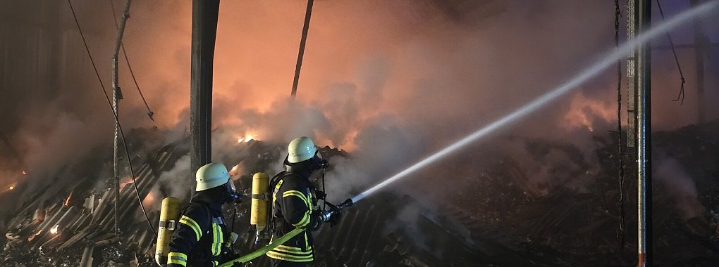 Durch den brennenden Kunststoffmüll entwickelte sich eine enorme Hitze. - © Feuerwehr Dörentrup