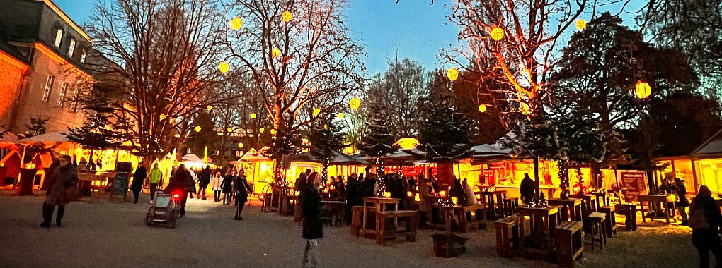Besonders das heimelige Ambiente und die atmosphärische Beleuchtung sehen viele Besucher als großen Pluspunkt für den neuen Weihnachtsmarkt im Schlosspark in Detmold. - © Raphael Bartling
