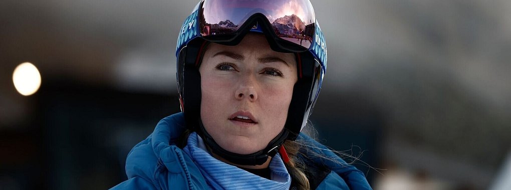 Mikaela Shiffrin feuert ihre Teamkollegen beim Welt-Cup im Fernsehen an. - © Gabriele Facciotti/AP/dpa