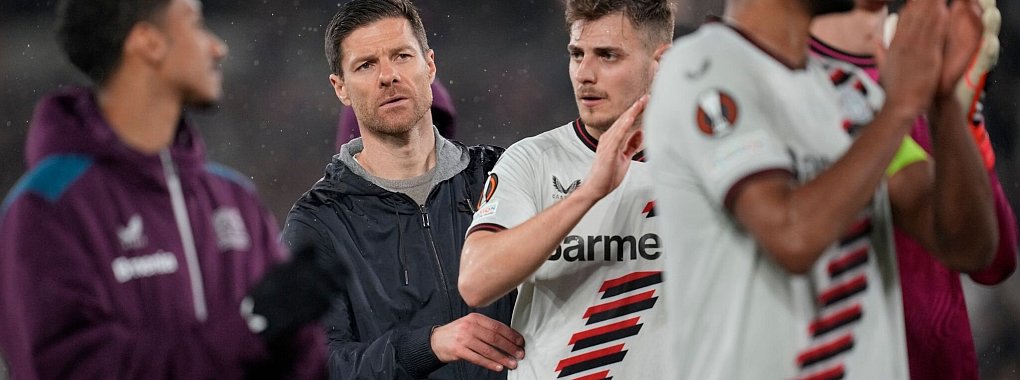 Leverkusens Cheftrainer Xabi Alonso (2.v.l) feiert mit seinen Spielern. - &copy; Kin Cheung/AP