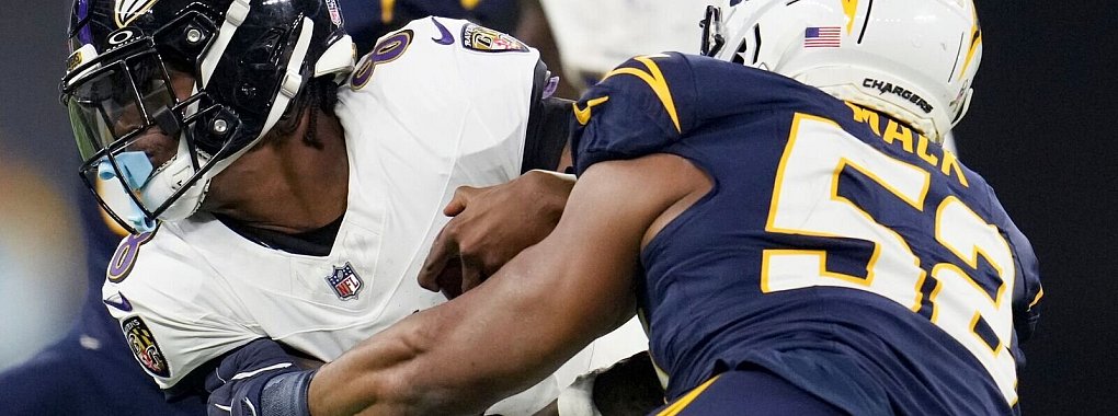 Die Baltimore Ravens um Quarterback Lamar Jackson (l) können nach einem Sieg in Los Angeles mit den Playoffs planen. - © Eric Thayer/AP/dpa