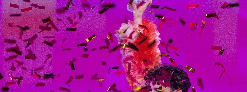 Sieger Nemo jubelt mit der zerbrochenen Troph&auml;e - umgeben von Konfetti. Doch beim ESC ist lange nicht mehr alles Gold was gl&auml;nzt. - &copy; Jens B&uuml;ttner/dpa