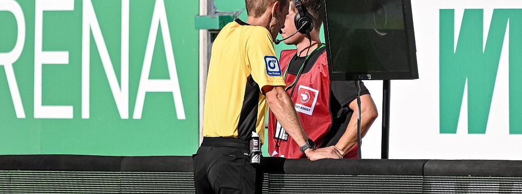Schiedsrichter Sascha Stegemann schaut sich das umstrittene Bremer Handspiel am Bildschirm an. - © Harry Langer/dpa