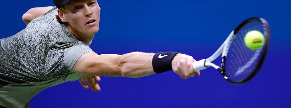 Jannik Sinner setzt sich im Viertelfinale der US Open durch. - &copy; Adam Hunger/AP/dpa