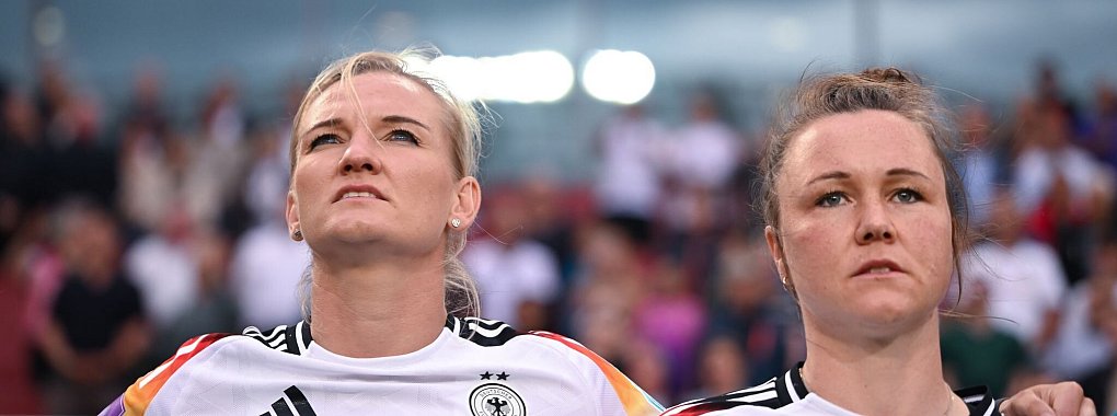 Alexandra Popp (l.) k&ouml;nnte bei der Er&ouml;ffnungsfeier die deutsche Fahne tragen. - &copy; Sebastian Christoph Gollnow/dpa