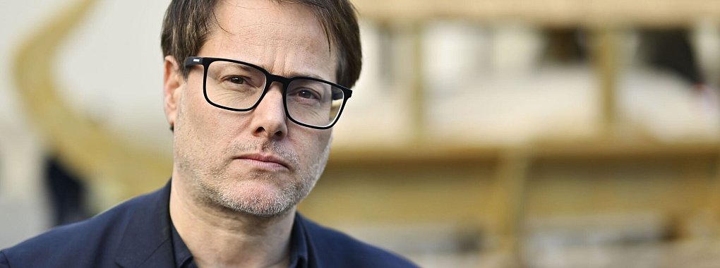 Autor, Regisseur und Theaterchef Milo Rau ist Intendant der Wiener Festwochen. - © Gian Ehrenzeller/KEYSTONE/dpa