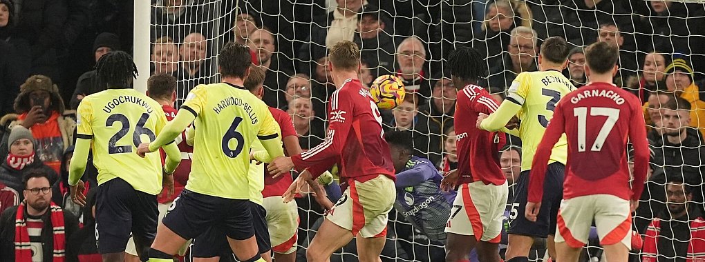 Da ist der Ball im Tor für Southampton. - © Martin Rickett/PA Wire/dpa