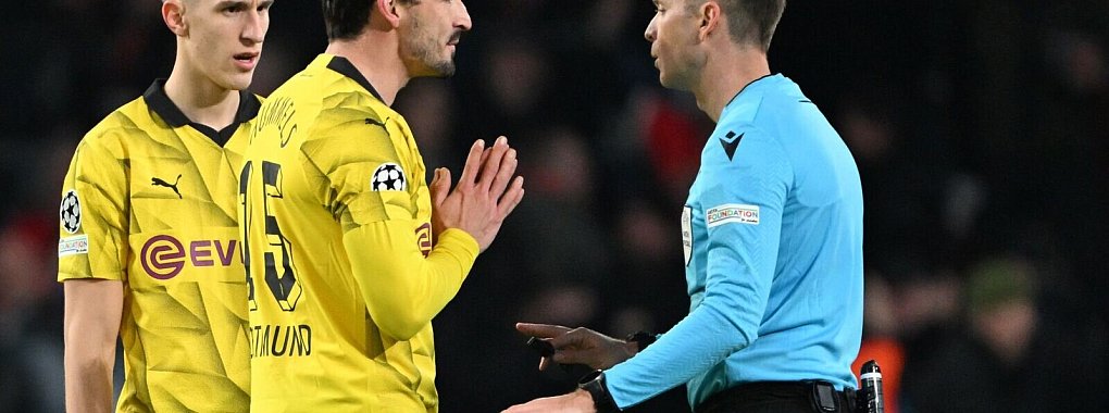 Dortmunds Mats Hummels diskutiert nach der Elfmeter-Entscheidung mit Schiedsrichter Srdjan Jovanovic. - &copy; Federico Gambarini/dpa