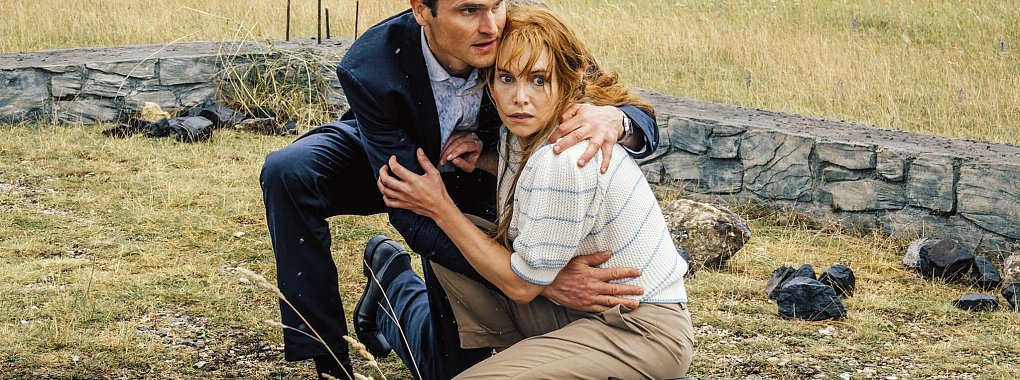 Felix Voss (Fabian Hinrichs) und Eva Hentschel (Sina Martens) gehen in Deckung. - &copy; Hendrik Heiden/BR/X Filme Creative Pool GmbH/dpa