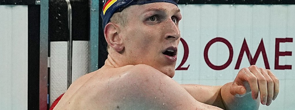 Lukas Märtens freut sich über einen Weltrekord über 400 Meter Freistil. - © Michael Kappeler/dpa