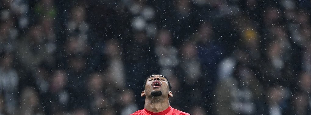 Lange Pause: Kaua Santos, hier beim Frankfurter Europa-Aus gegen Tottenham, bei dem er sich schwer am Knie verletzte. - © Arne Dedert/dpa