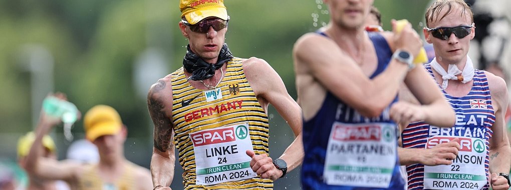 Musste wegen Hitze aufgeben: Christopher Linke (Mitte l).. - &copy; Oliver Weiken/dpa