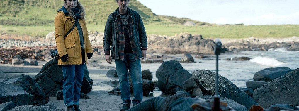 Ist das der erste Mord seit über 30 Jahren auf den Färöer Inseln? Johanna (Odine Johne) findet eine Leiche am Strand, Polizist Björn (Jan Krauter) ermittelt. - © Aidan Monagha/Amalia Film GmbH/ARD Degeto Film/dpa